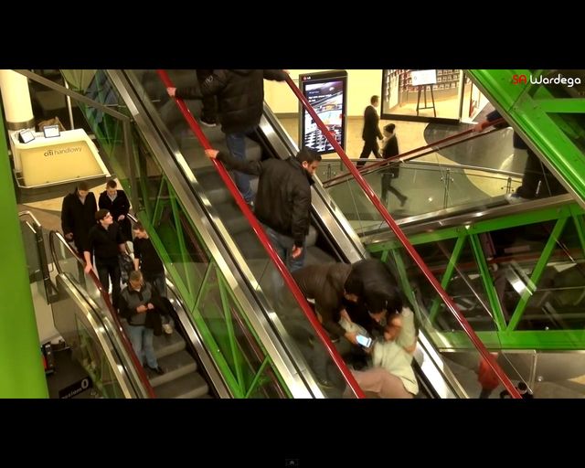 Czy ten dziadek oszalał? Łowi ryby w Tesco! [VIDEO]