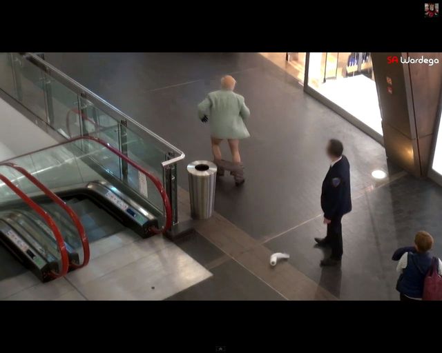 Czy ten dziadek oszalał? Łowi ryby w Tesco! [VIDEO]