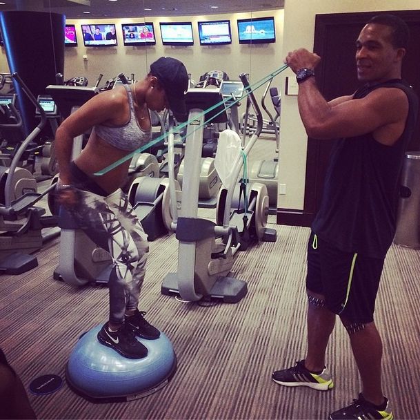 Ciężarna Kelly Rowland nie rezygnuje z siłowni (FOTO)