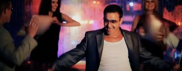 Kim jest brunetka z klipu Ona tańczy dla mnie? Kim jest brunetka z klipu Ona tańczy dla mnie?