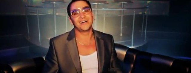 Kim jest brunetka z klipu Ona tańczy dla mnie? Kim jest brunetka z klipu Ona tańczy dla mnie?