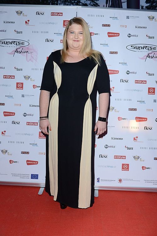 Weronika Grycan w sukience z rozcięciem do uda (FOTO)