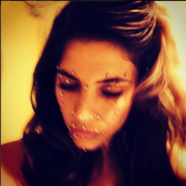 Weronika Rosati ozdobiła twarz kolczykami?! (FOTO)