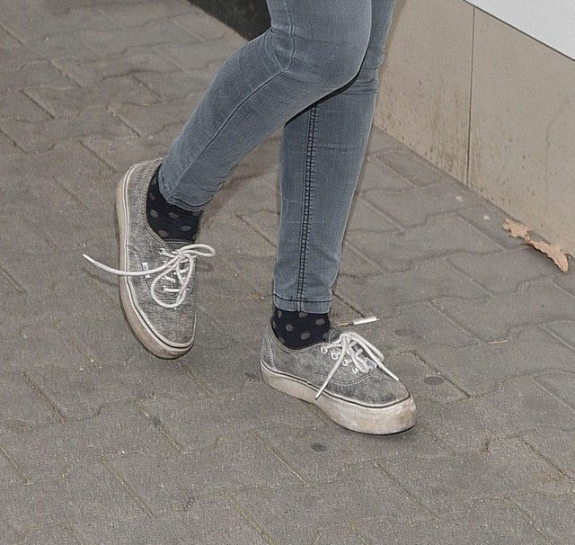 Ta aktorka przyszła na imprezę w BRUDNYCH tenisówkach