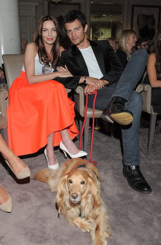 Agnieszka Włodarczyk w seksownym topie z psem Agnieszka Włodarczyk w seksownym topie z psem