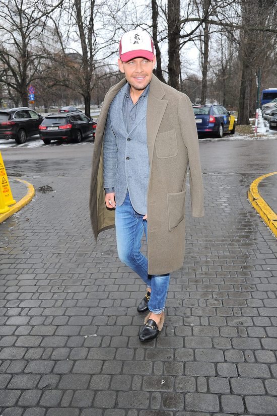 Który gwiazdor paraduje w mokasynach z futerkiem? (FOTO) Który gwiazdor paraduje w mokasynach z futerkiem? (FOTO)