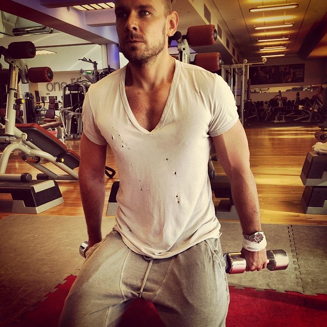 Stać go na drogie ciuchy, a chodzi w dziurawych koszulkach