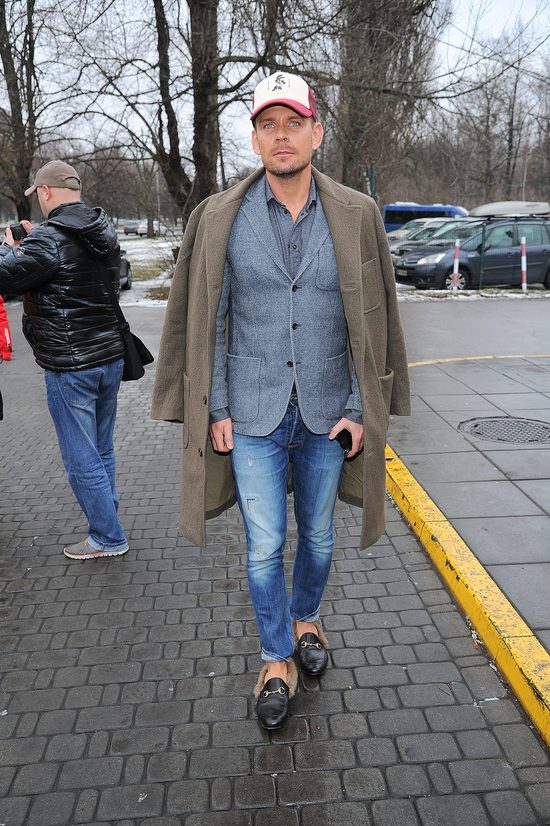 Który gwiazdor paraduje w mokasynach z futerkiem? (FOTO) Który gwiazdor paraduje w mokasynach z futerkiem? (FOTO)