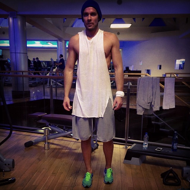 Stać go na drogie ciuchy, a chodzi w dziurawych koszulkach