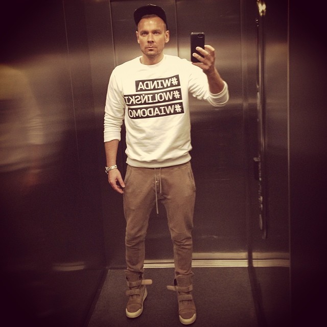 Stać go na drogie ciuchy, a chodzi w dziurawych koszulkach