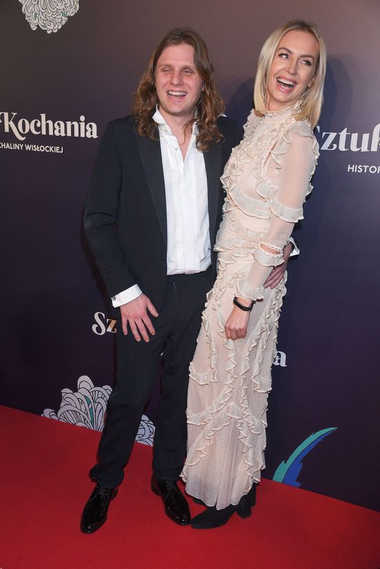 O, takiej jej nie znamy! Agnieszka Woźniak-Starak w cielistej sukni z falbankami O, takiej jej nie znamy! Agnieszka Woźniak-Starak w cielistej sukni z falbankami