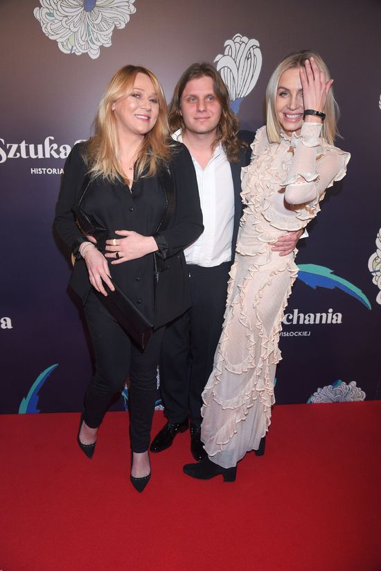 O, takiej jej nie znamy! Agnieszka Woźniak-Starak w cielistej sukni z falbankami O, takiej jej nie znamy! Agnieszka Woźniak-Starak w cielistej sukni z falbankami