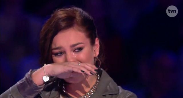 Co doprowadziło Ewę Farną do takich łez?! (VIDEO)