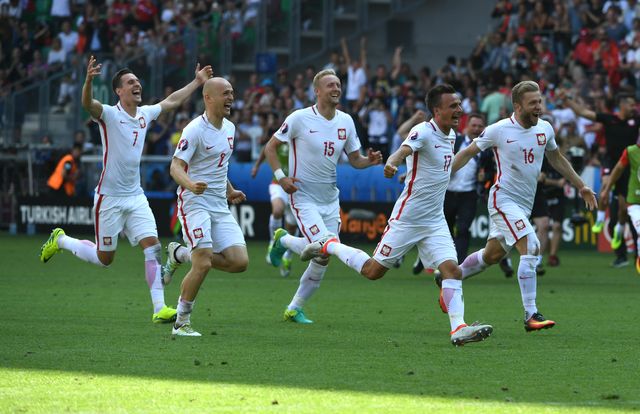 Euro 2016: Robert Lewandowski celowo sprowokował szwajcarskich kibiców?! Euro 2016: Robert Lewandowski celowo sprowokował szwajcarskich kibiców?!