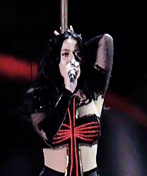 Katy Perry zatańczyła na... miotle (VIDEO)