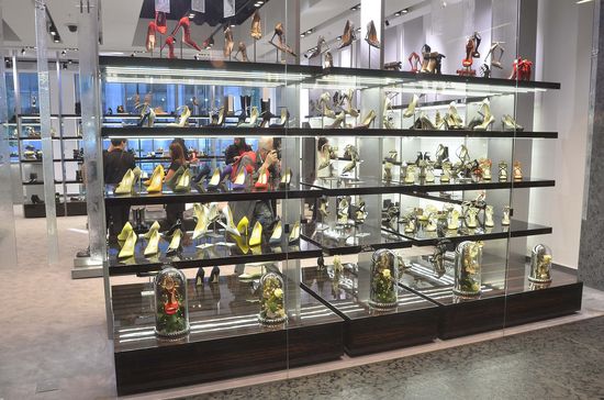 Gwiazdy i gwiazdeczki pozują z luksusowymi butami (FOTO)