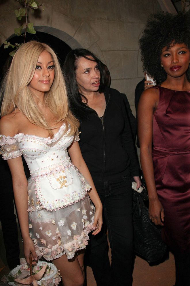 Zahia Dehar pokazała kolekcję na wiosnę/lato 2013 (FOTO) Zahia Dehar pokazała kolekcję na wiosnę/lato 2013 (FOTO)