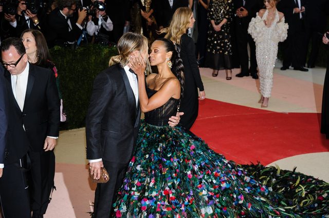 Filmowy pocałunek na gali MET 2016 (FOTO)