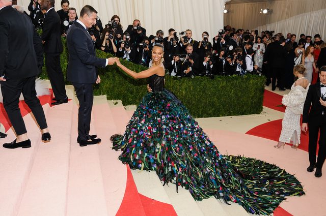 Filmowy pocałunek na gali MET 2016 (FOTO)