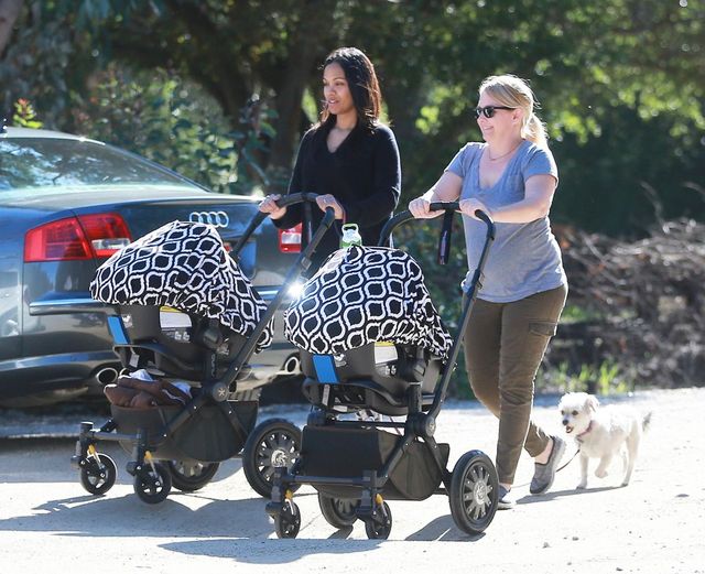 Zoe Saldana przyłapana z bliźniakami na spacerze (FOTO)