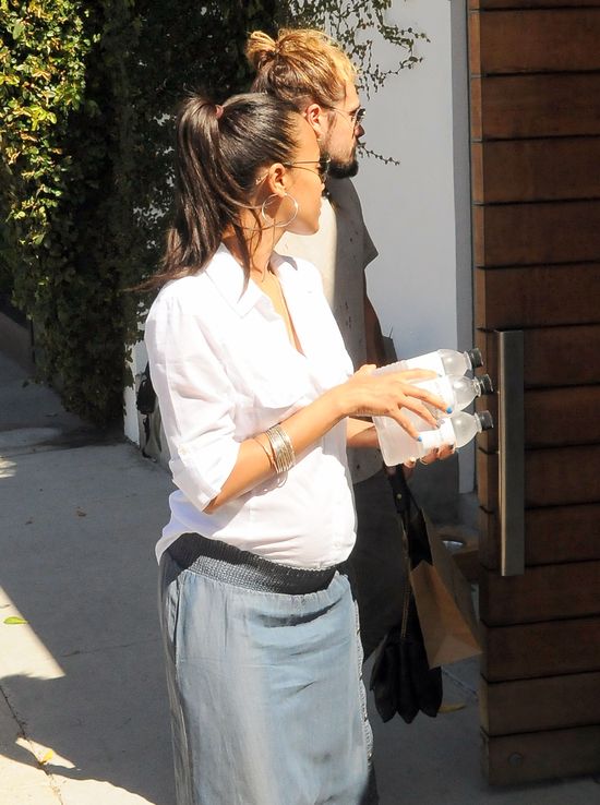 Zoe Saldana w ciąży i bez makijażu (FOTO)