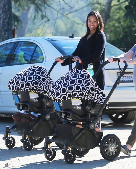 Zoe Saldana przyłapana z bliźniakami na spacerze (FOTO)