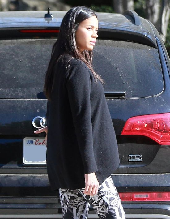 Zoe Saldana przyłapana z bliźniakami na spacerze (FOTO)