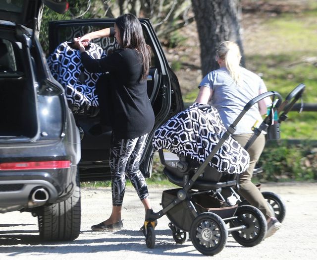 Zoe Saldana przyłapana z bliźniakami na spacerze (FOTO)