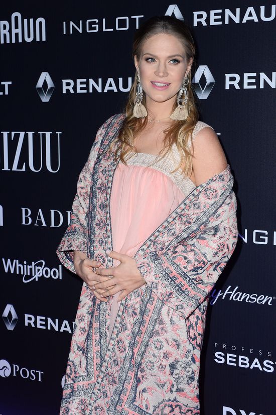 Zosia Ślotała podkreśla brzuszek i odsłania ramię na salonach Zosia Ślotała podkreśla brzuszek i odsłania ramię na salonach