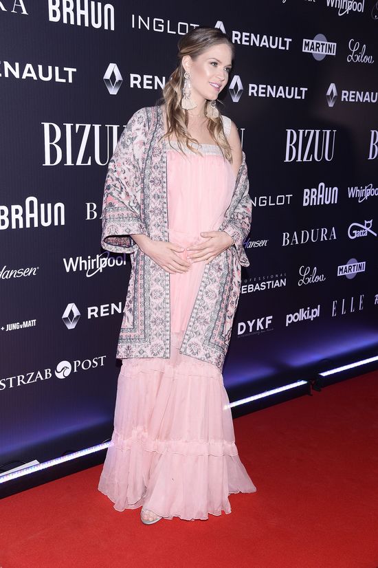 Zosia Ślotała podkreśla brzuszek i odsłania ramię na salonach Zosia Ślotała podkreśla brzuszek i odsłania ramię na salonach