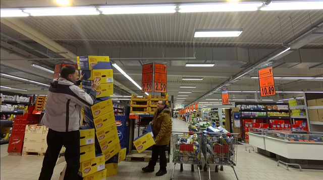 Otworzyli 1000 paczek czipsów Lays! Po co to zrobili?