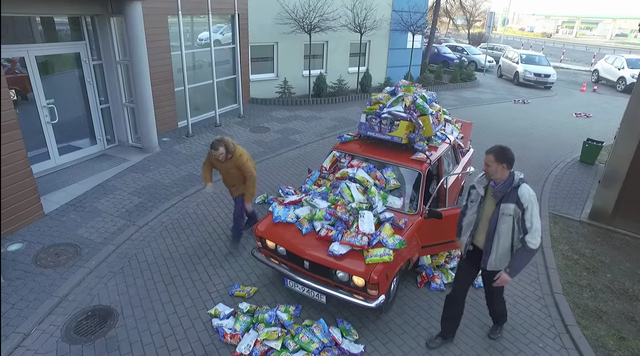 Otworzyli 1000 paczek czipsów Lays! Po co to zrobili?