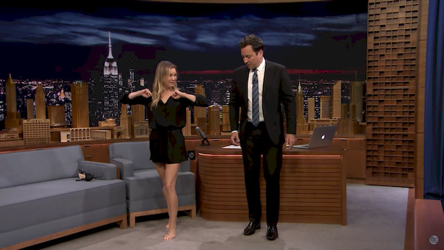 Renee Zellweger pokazała Jimmy'emu Fallonowi, jak bardzo jest... rozciągnięta Renee Zellweger pokazała Jimmy'emu Fallonowi, jak bardzo jest... rozciągnięta