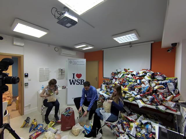 Otworzyli 1000 paczek czipsów Lays! Po co to zrobili?