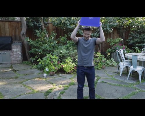 Mark Zuckerberg robi SPLASH lodowatą wodą [VIDEO]