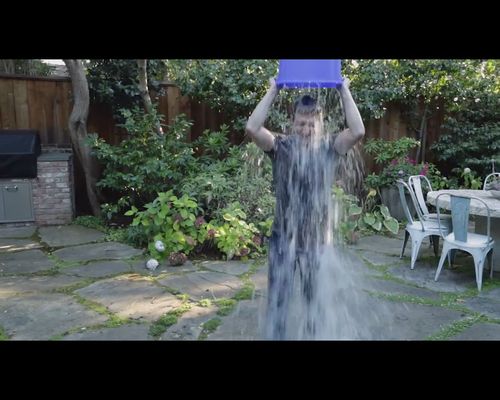 Mark Zuckerberg robi SPLASH lodowatą wodą [VIDEO]