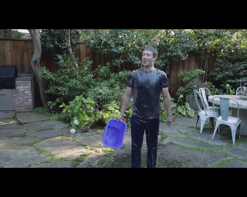 Mark Zuckerberg robi SPLASH lodowatą wodą [VIDEO]