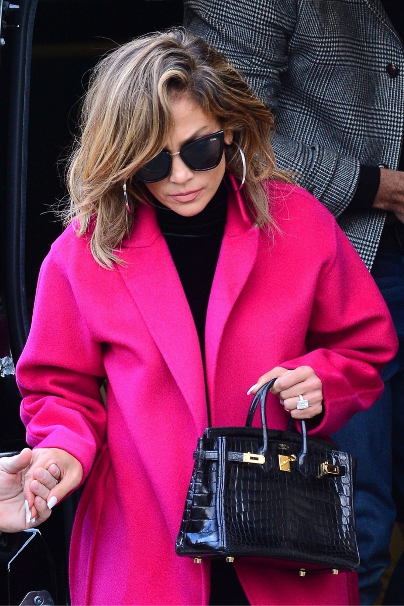Jennifer Lopez w różowym płaszczu