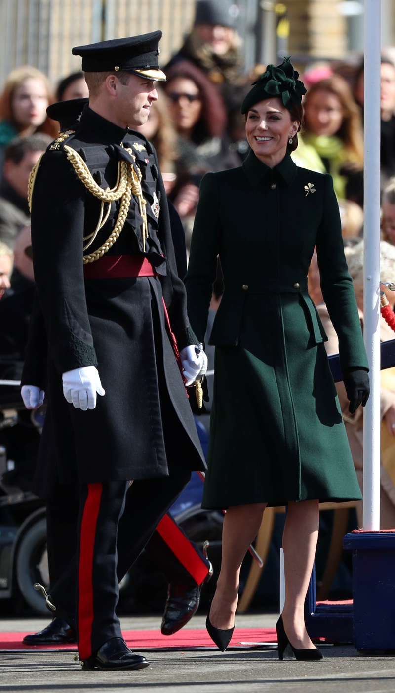 Kate Middleton w butelkowym płaszczu