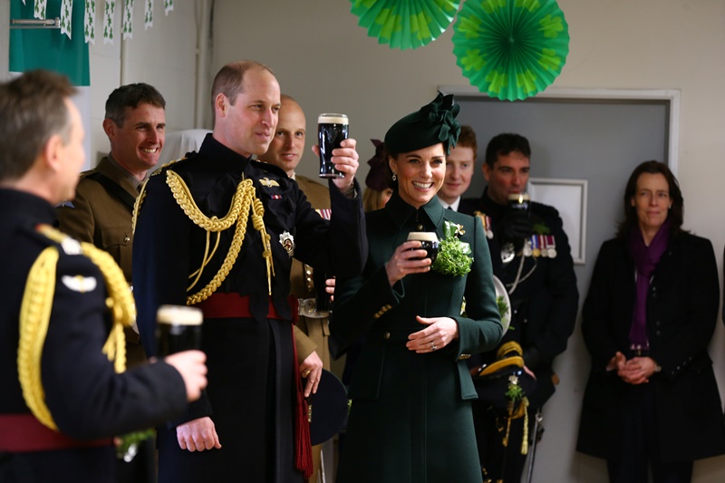 Kate Middleton w butelkowym płaszczu