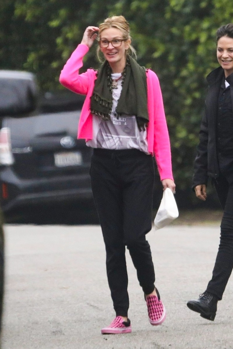 *EXCLUSIVE* Guests arrive for Chris Martin's 42nd birthday party **WEB MUST CALL FOR PRICING** Julia Roberts