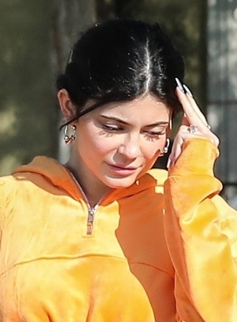 Kylie Jenner w welurowym, pomarańczowym dresie w Calabasas