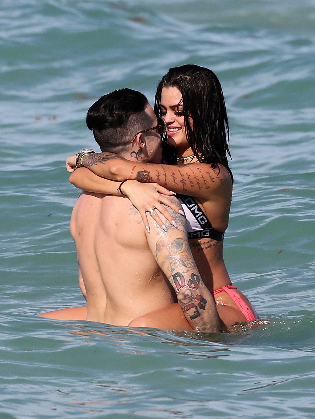 ** PREMIUM EXCLUSIVE RATES APPLY ** Jennifer Lopez's ex-boyfriend Casper Smart makes out with bikini babe on the beach in Miami