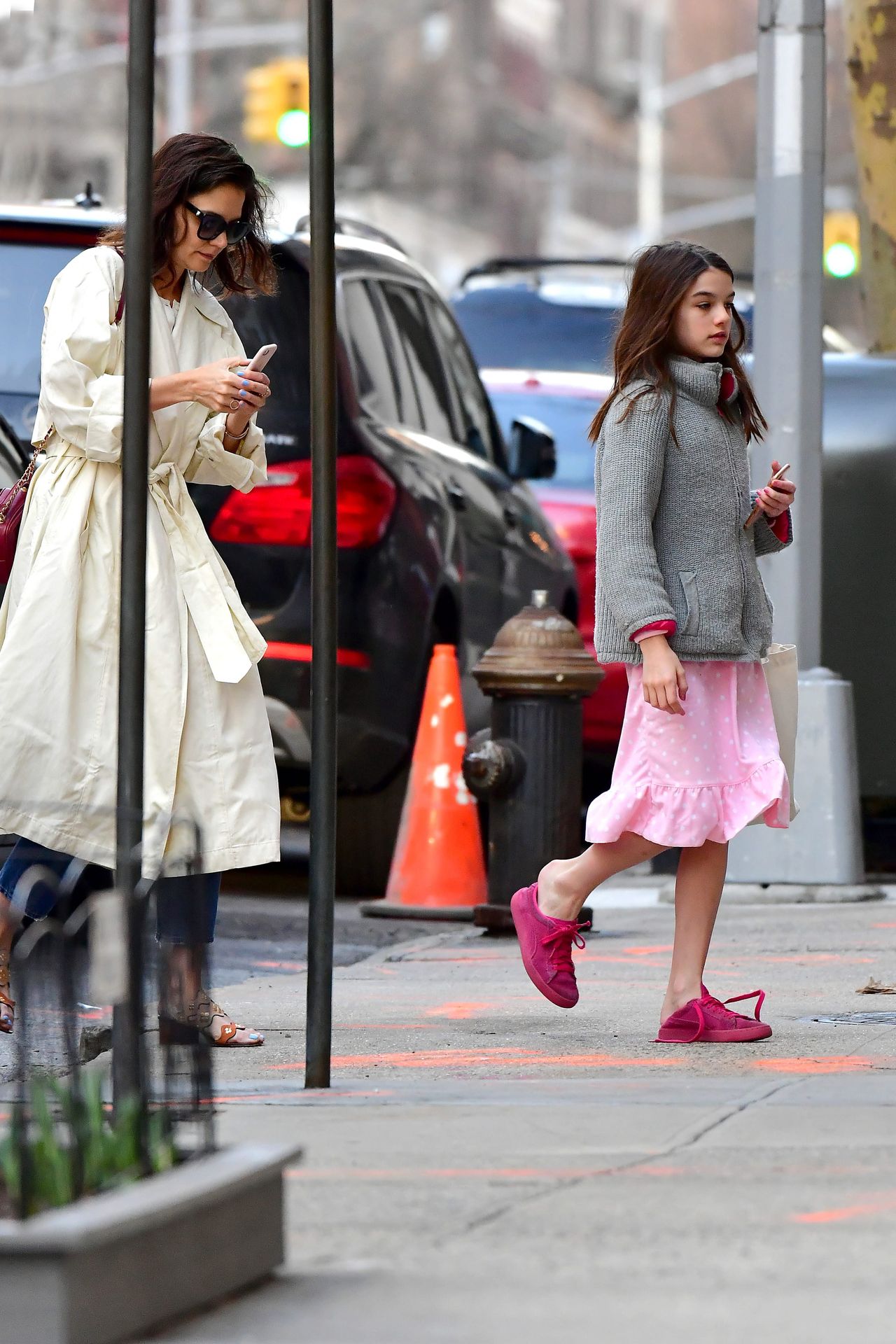 Suri Cruise w rozwiązanych butach