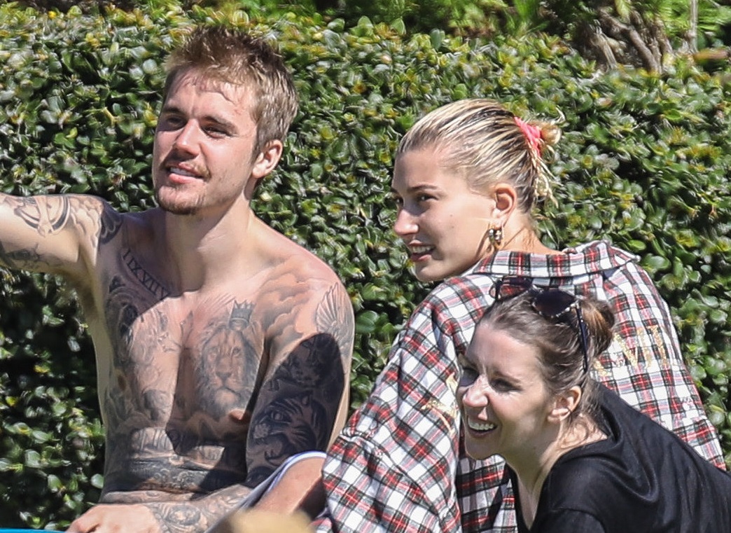 Justin Bieber z mamą , żoną i szczeniakiem odpoczywają w parku Justin Bieber z mamą , żoną i szczeniakiem odpoczywają w parku