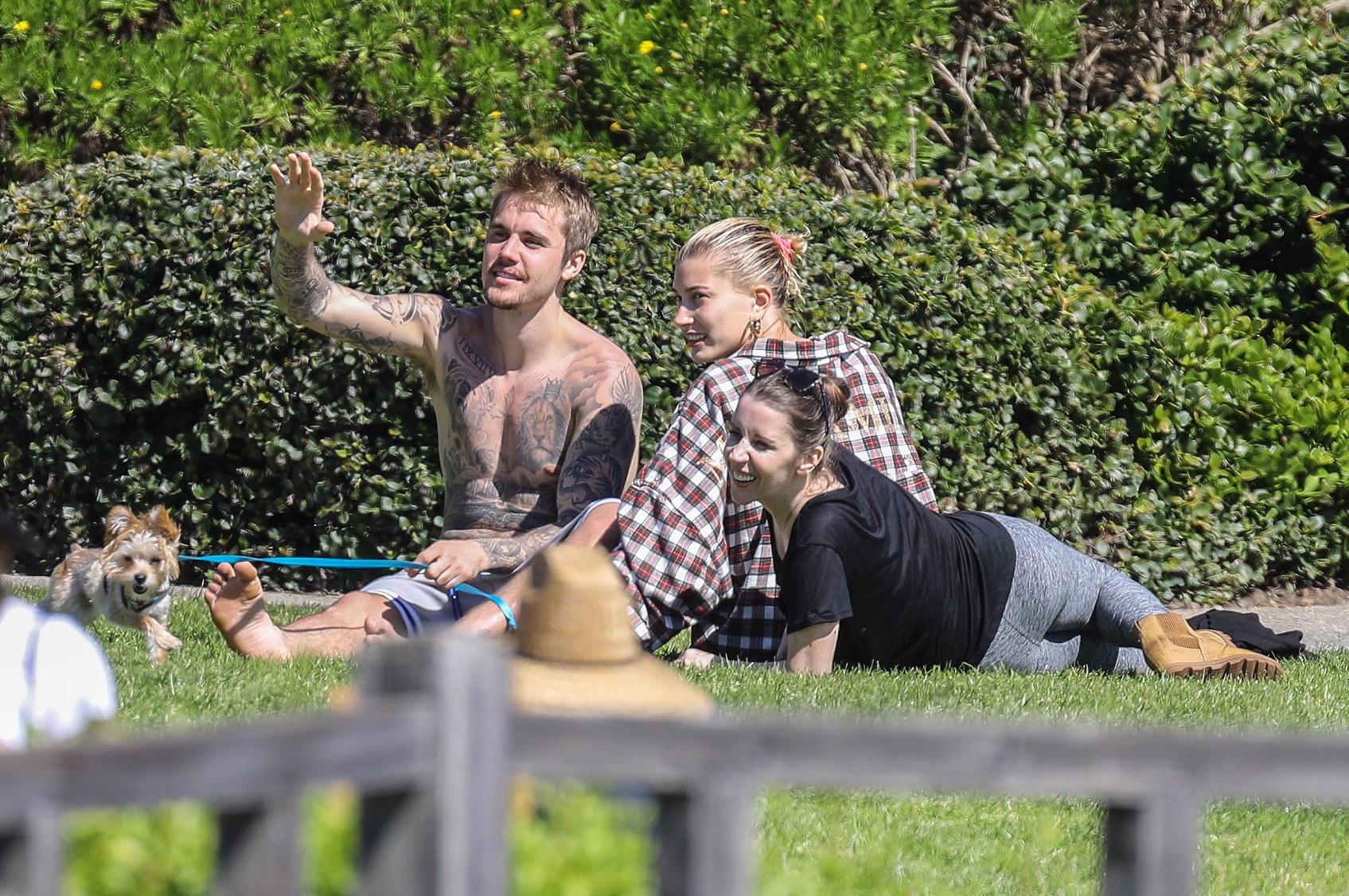 Justin Bieber z mamą , żoną i szczeniakiem odpoczywają w parku Justin Bieber z mamą , żoną i szczeniakiem odpoczywają w parku