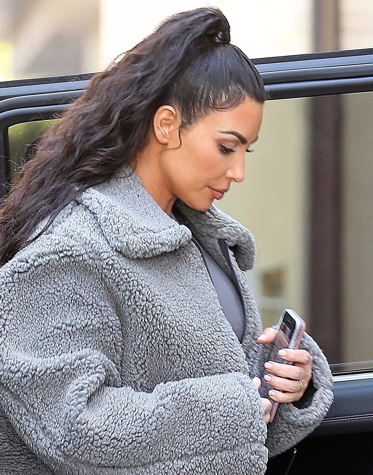 Kim Kardashian w szarym futerku