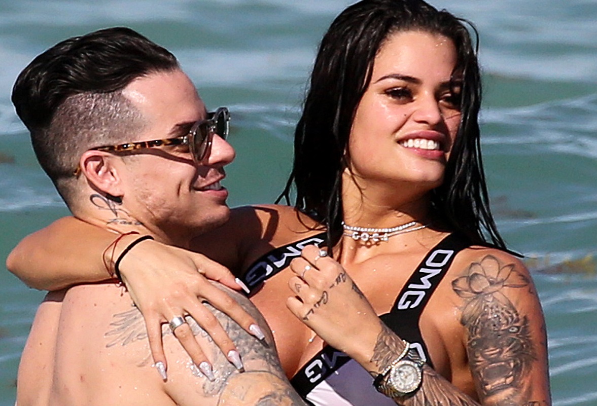 ** PREMIUM EXCLUSIVE RATES APPLY ** Jennifer Lopez's ex-boyfriend Casper Smart makes out with bikini babe on the beach in Miami