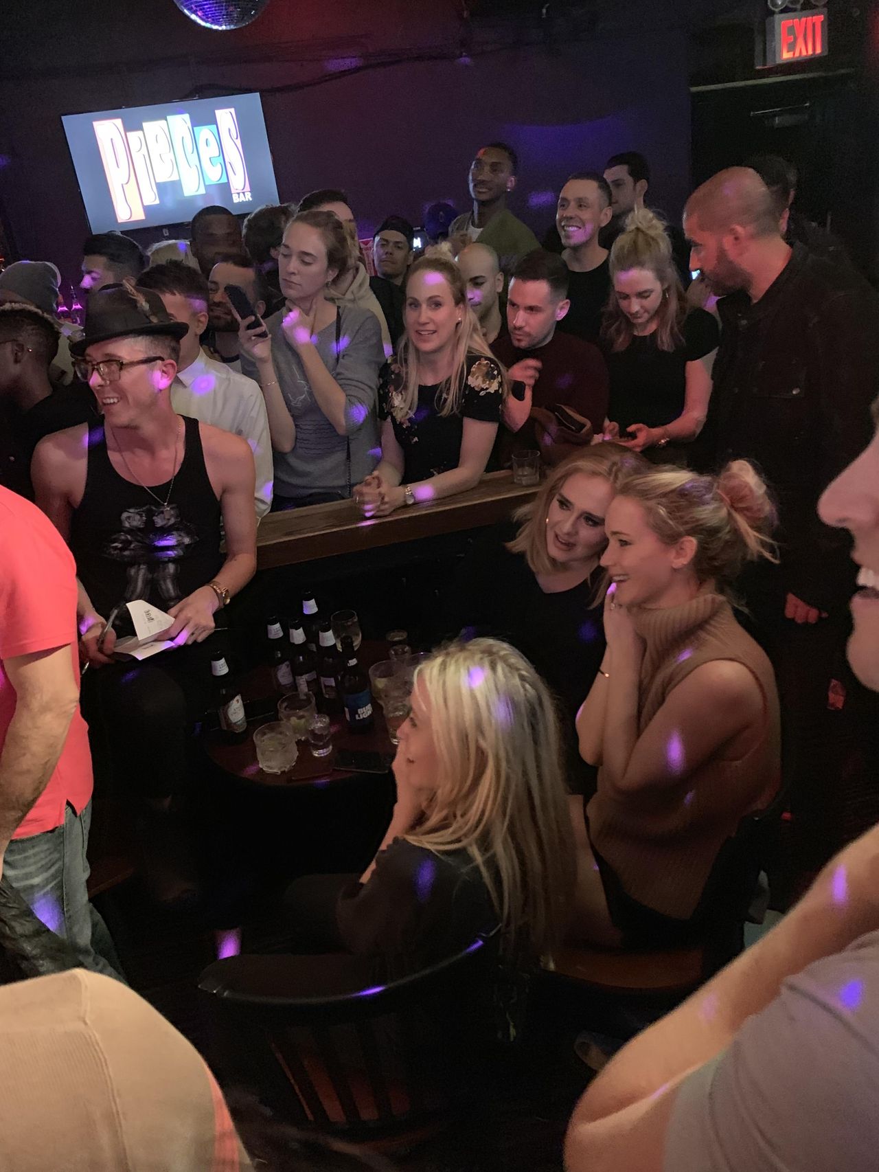 Jennifer Lawrence Adele w klubie dla gejów