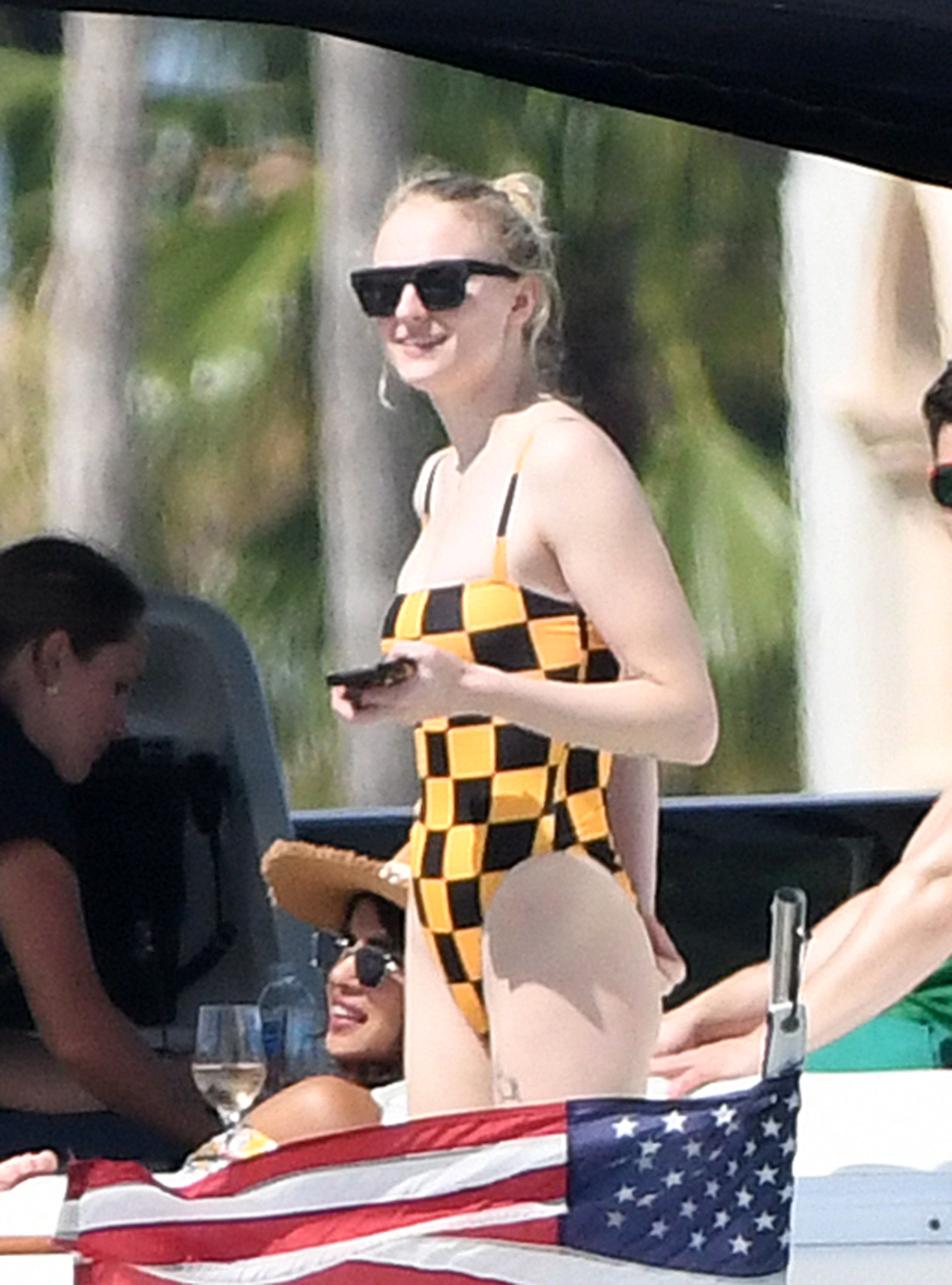 Sophie Turner w stroju kąpielowym bawi się na jachcie z Joe Jonasem
